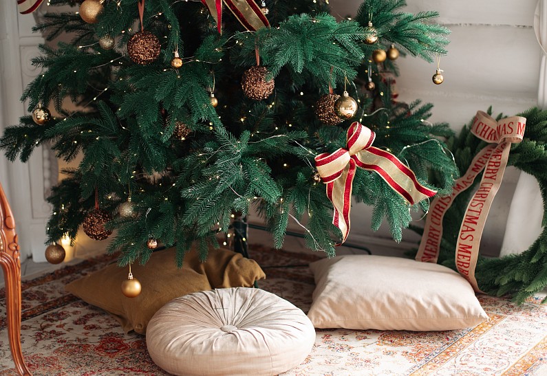 Красные акценты и аромат хвои: формула идеального новогоднего интерьера