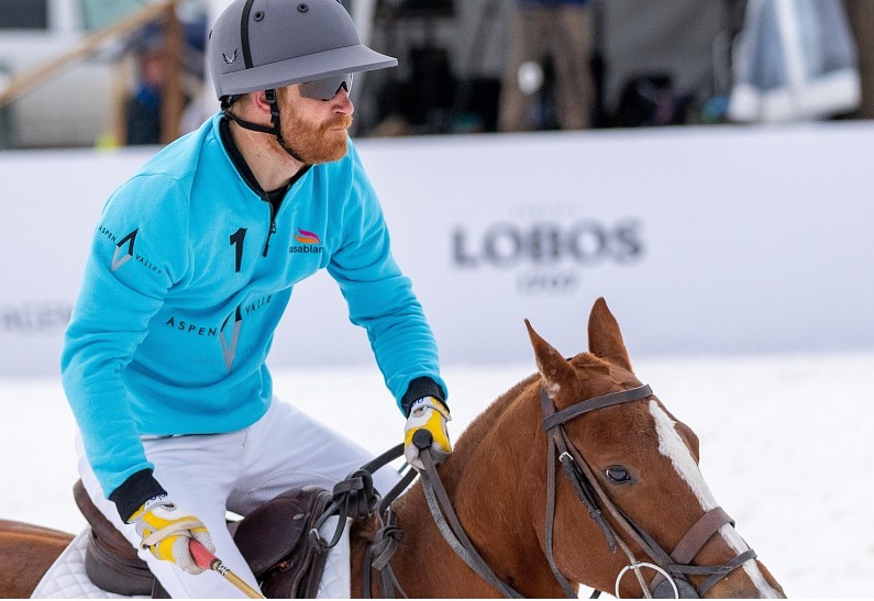 Принц Гарри повредил руку во время игры в снежное поло