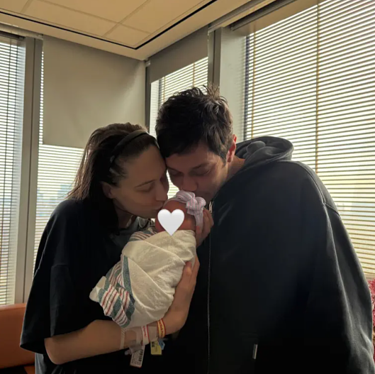 Элси Хьюитт и&nbsp;Пит Дэвидсон с дочкой