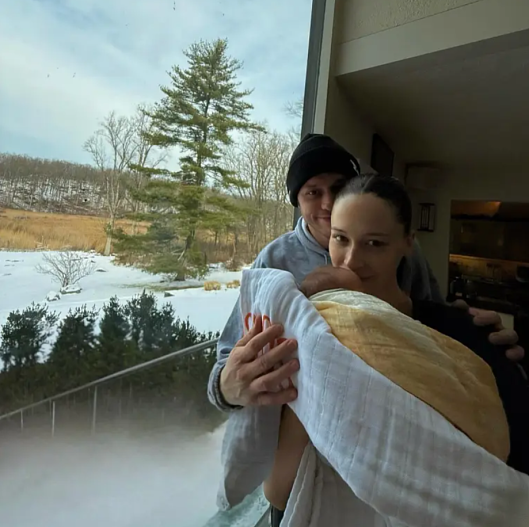 Элси Хьюитт и Пит Дэвидсон с дочкой