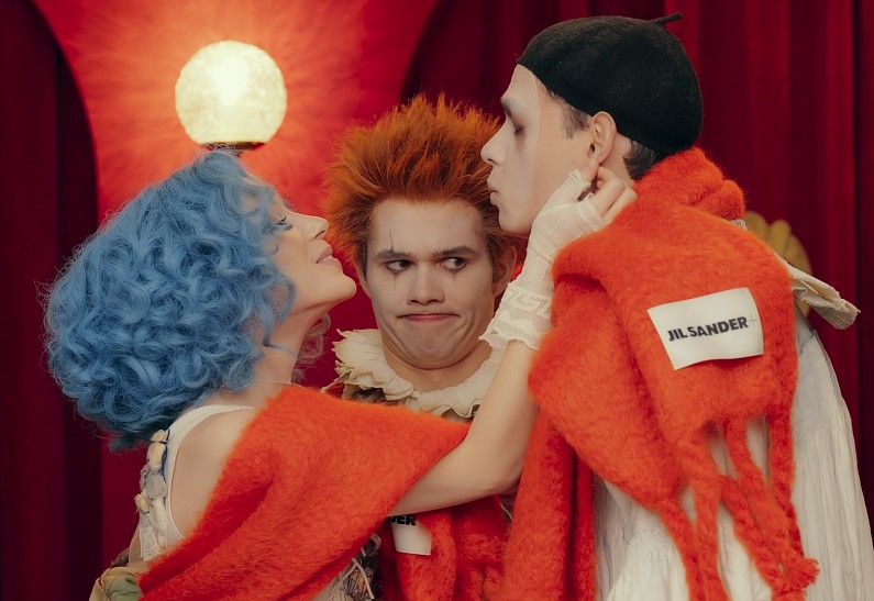 Анастасия Талызина, Степан Белозеров, Рузиль Минекаев и Лев Зулькарнаев готовятся к Новому году вместе с ЦУМом