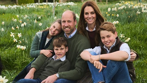Кейт Миддлтон представила рождественскую открытку с мужем и детьми