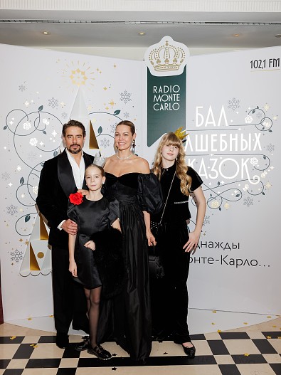 Юлия и Артём Акимовы с дочерьми Алисой и Анастасией