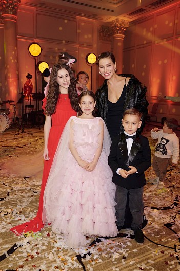 Елена Подкаминская с дочерью Евой и сыном Александром и Карина Каргаманян