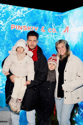 Дмитрий и Кристина Викулины с детьми