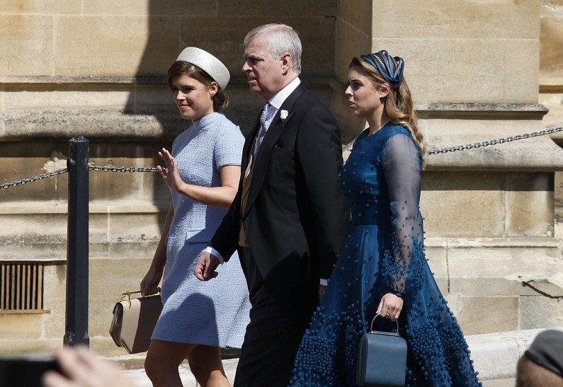 Принцесса Беатрис игнорирует своего отца в Рождество