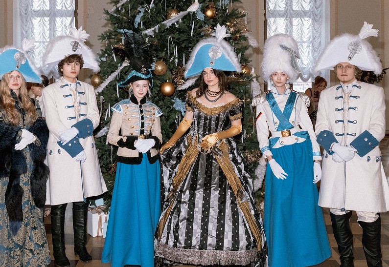 В Москве прошла благотворительная елка-маскарад «7 сказок»