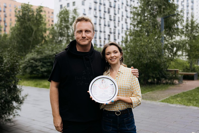 Алексей Ляпичев и Ольга Кузьмина на съемках сериала&nbsp;Ольга Кузьмина в сериале «Люба Управдом»