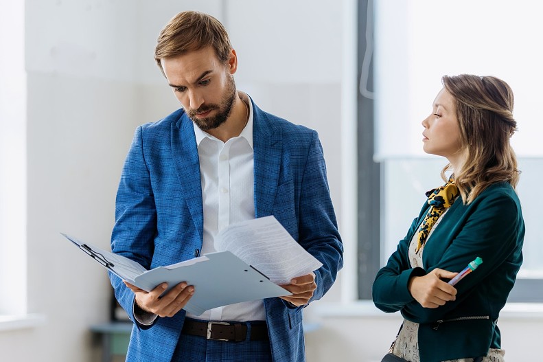 Пётр Романов и&nbsp;Ольга Кузьмина в сериале «Люба Управдом»