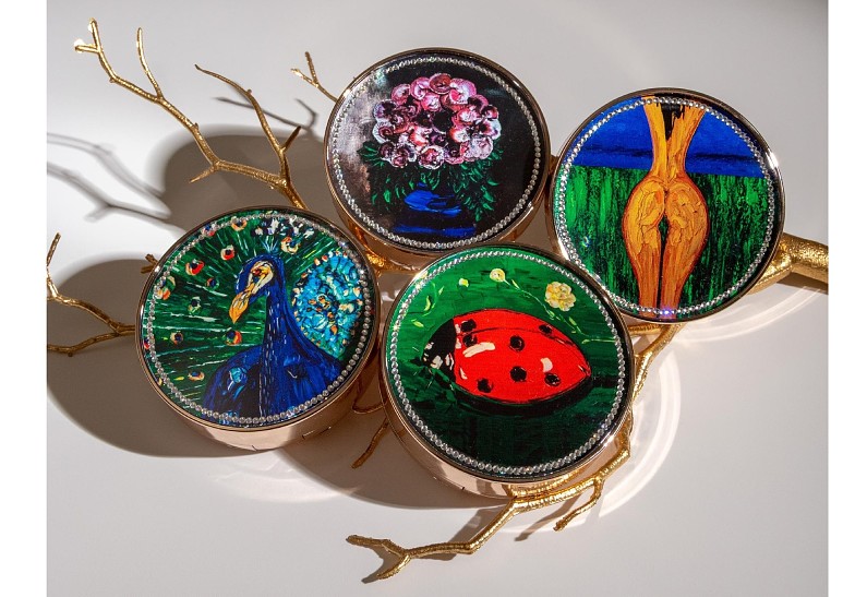 Кушоны Nanoasia с картинами Алексея Клокова: искусство, которое хочется носить на себе