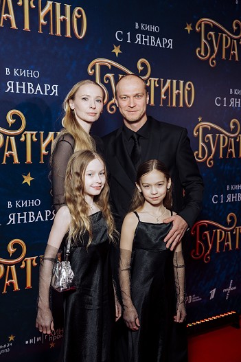 Юра Борисов и Анна Шевчук с дочерьми