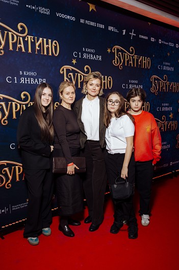 Анна и Надежда Михалковы с детьми