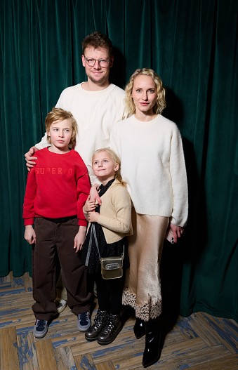 Дмитрий Власкин и Анна Бегунова с детьми