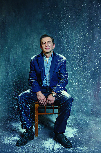 На Константине: Костюм Stefano Ricci Рубашка Kiton Футболка МVST Часы Chopard (Mercury) Всё — ЦУМ