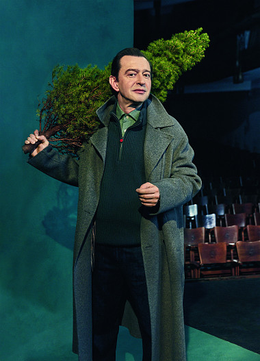 Пальто Hevo  Джемпер, рубашка — всё Kiton  Джинсы Stefano Ricci  Часы Chopard (Mercury) Всё — ЦУМ; Елка Flowerna