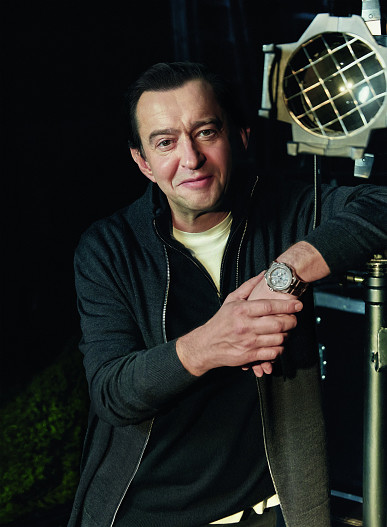 На Константине: Джинсы, джемпер, футболка — всё MVST Кардиган Kiton Часы Chopard (Mercury) Всё — ЦУМ