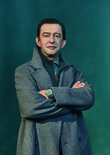 На Константине: Пальто Hevo  Джемпер, рубашка — всё Kiton, Часы Chopard (Mercury) Всё — ЦУМ