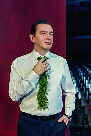 На Константине: Рубашка Corneliani Брюки Kiton Часы Chopard Всё — ЦУМ Галстук Flowerna