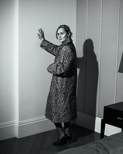 На Анне: Серьги, колье — всё Mercury, коллекция Classic, белое золото, бриллианты Пальто, юбка — всё Co Туфли Ferragamo