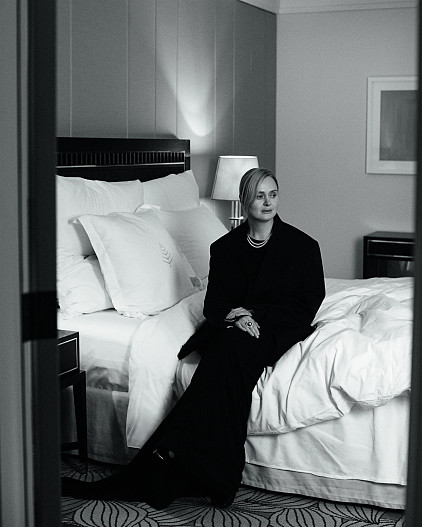 На Анне: Колье, серьги, кольцо — всё Mercury, коллекция Classic, белое золото, бриллианты, жемчуг Пиджак Jil Sander Платье Ann Demeulemeester Туфли Khaite