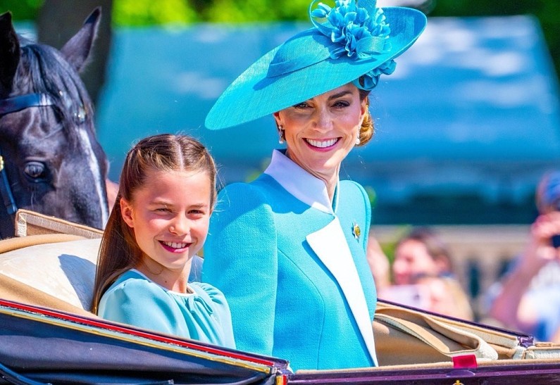 Кейт Миддлтон и принцесса Шарлотта сыграли вместе на фортепиано во время рождественской службы