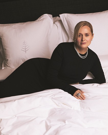 На Анне: колье, серьги, кольцо — всё Mercury, коллекция Classic, белое золото, бриллианты, жемчуг, Платье Ann Demeulemeester