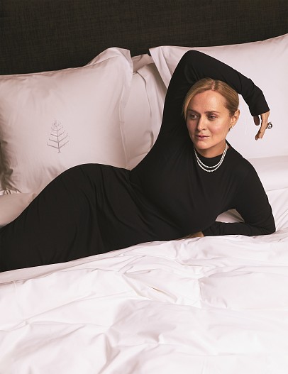 На Анне: колье, серьги, кольцо — всё Mercury, коллекция Classic, белое золото, бриллианты, жемчуг  Платье Ann Demeulemeester