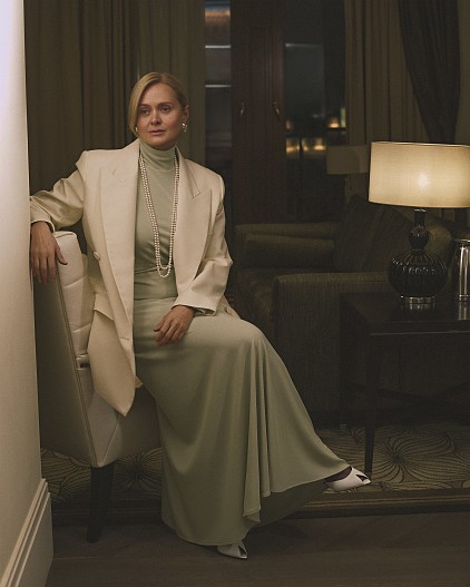 На Анне: колье, серьги, кольцо — всё Mercury, коллекция Classic, белое золото, бриллианты Водолазка, юбка — всё Jil Sander Пиджак Nina Ricci Туфли Sergio Rossi