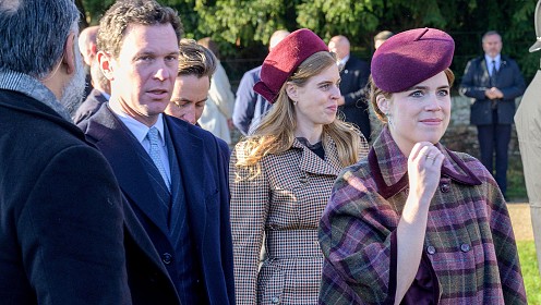 Принцессы Беатрис и Евгения неожиданно появились на рождественском мероприятии в Сандрингеме