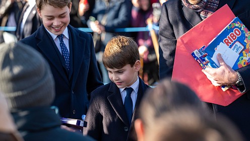 Принц Луи рассмешил всех во время рождественской прогулки королевской семьи