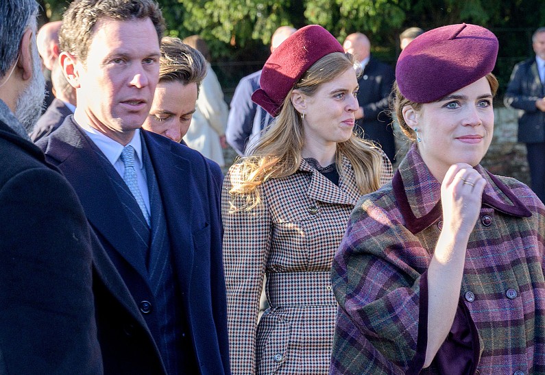 Принцессы Беатрис и Евгения неожиданно появились на рождественском мероприятии в Сандрингеме