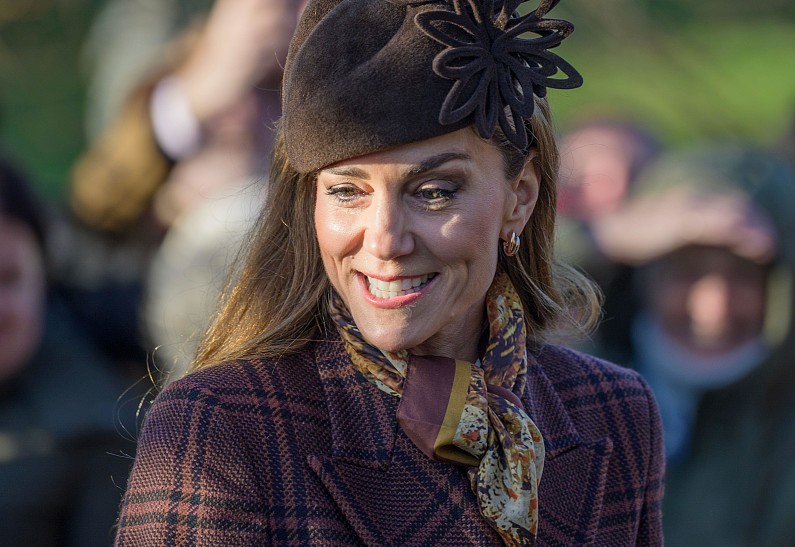 Кейт Миддлтон сияла от счастья во время прогулки в церковь вместе с детьми