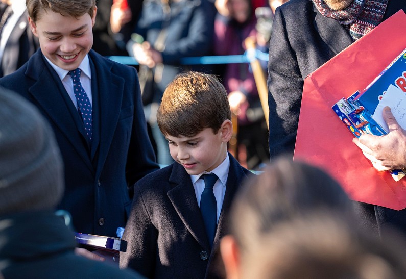Принц Луи рассмешил всех во время рождественской прогулки королевской семьи