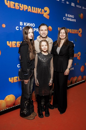 Виктор Добронравов с семьей