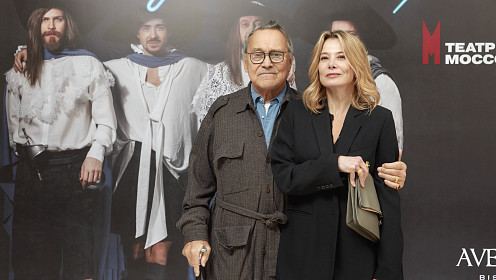 Юлия Высоцкая, Андрей Кончаловский, Екатерина Гусева на премьере спектакля «Три мушкетера»