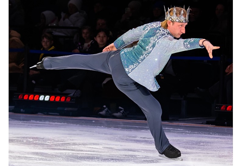 В Москве с аншлагом прошла премьера ледового шоу «Белоснежка» Евгения Плющенко и Яны Рудковской