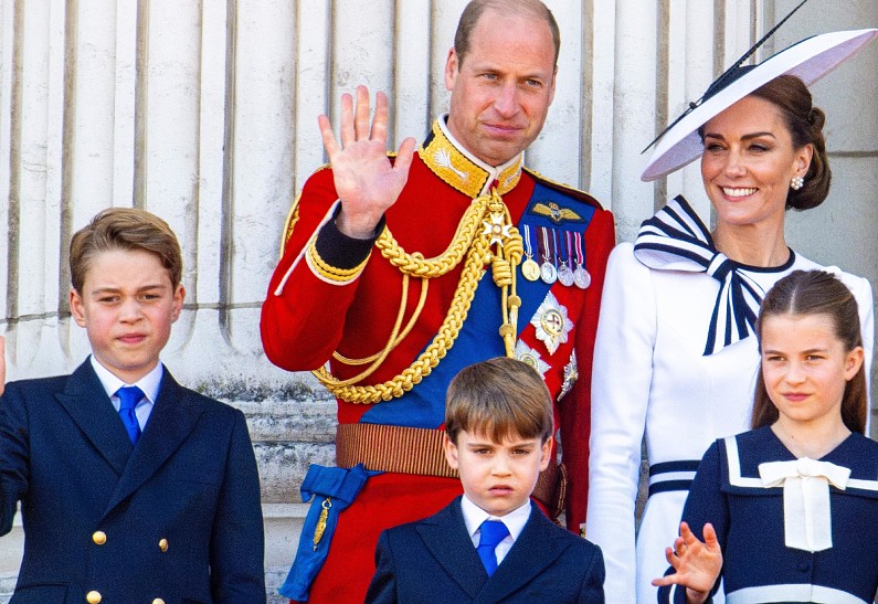 Кейт Миддлтон посетила с детьми рождественское представление