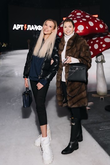 Марина Ермошкина с подругой