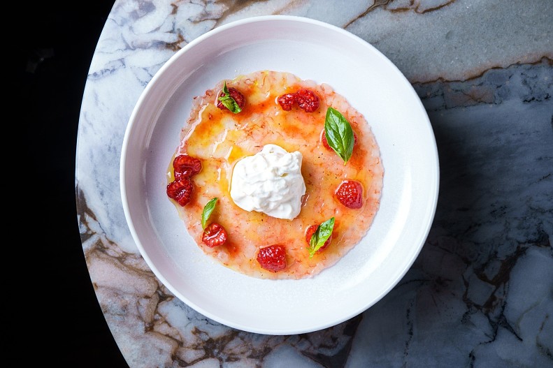 Карпаччо из сицилийских красных креветок с сыром страчателла и малиной