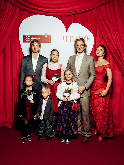 Ольга и Чарльз Томпсон с детьми