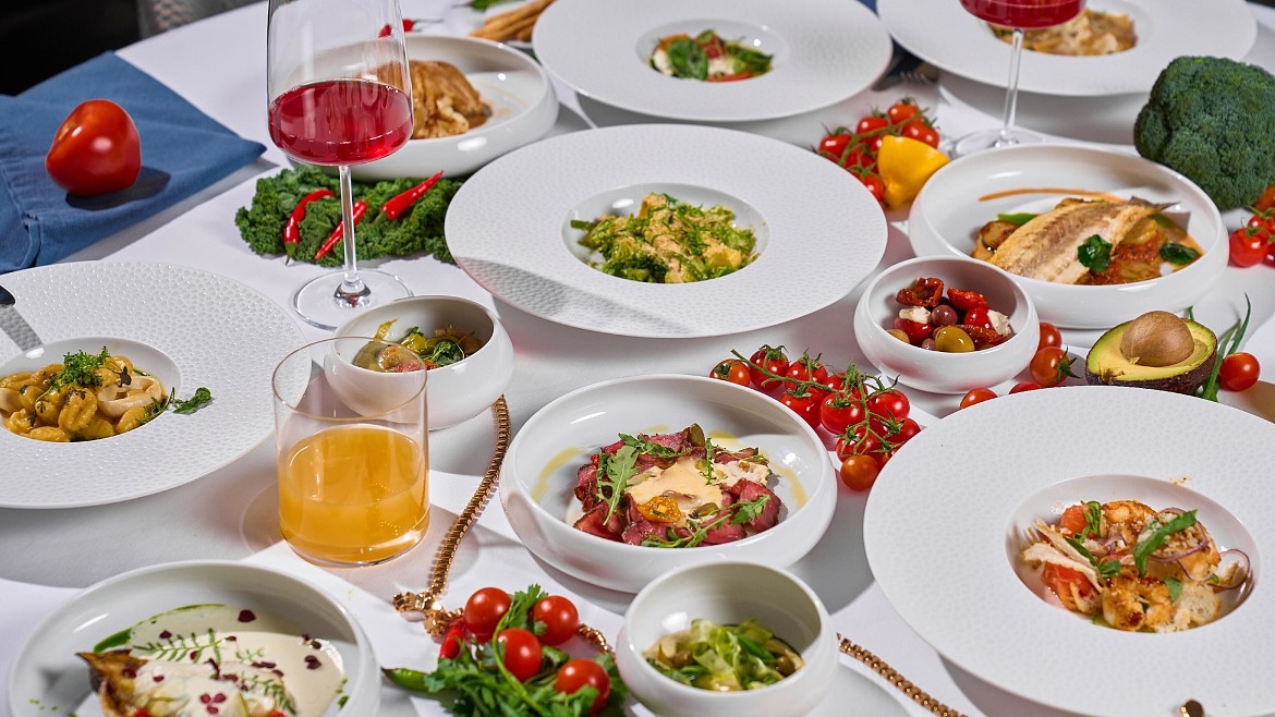 Итальянские бранчи, русские традиции и театральные ужины: отельная гастрономия на уровне Cosmos