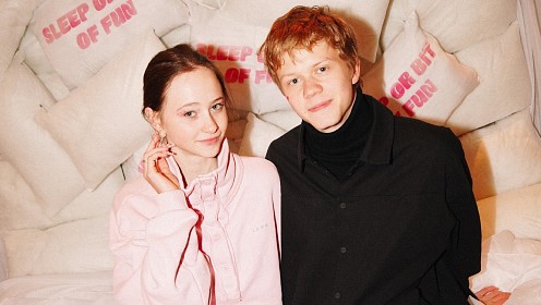 Мини-сумочка для жевательной резинки, звездные гости и рейв среди подушек: как прошла презентация необычного аксессуара