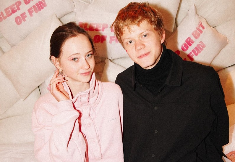 Мини-сумочка для жевательной резинки, звездные гости и рейв среди подушек: как прошла презентация необычного аксессуара