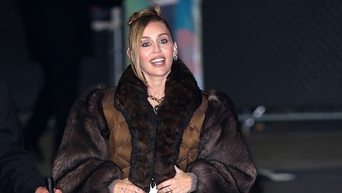 Майли Сайрус публично посмеялась над своим помолвочным кольцом