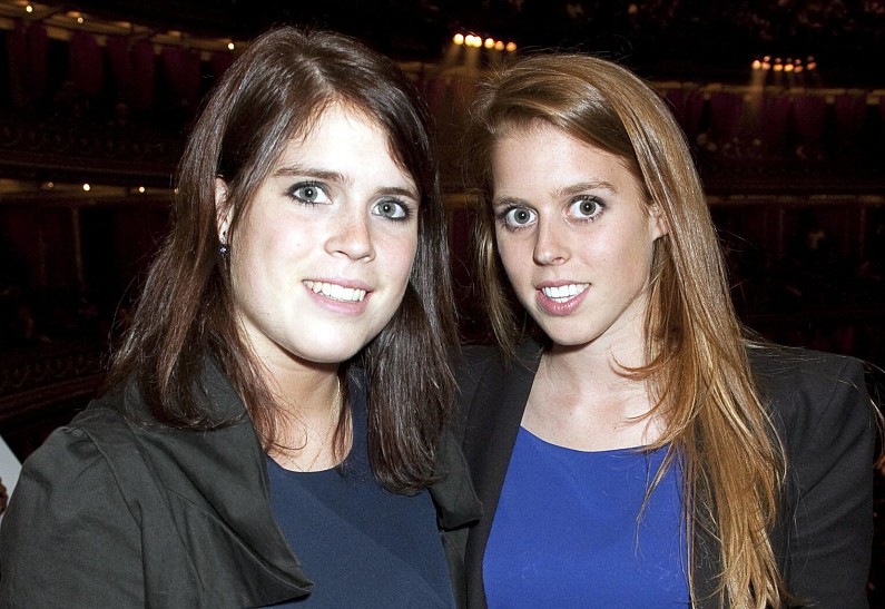 Принцессы Беатрис и Евгения отклонили приглашение на рождественскую службу Кейт Миддлтон