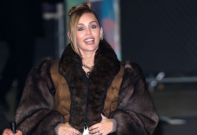 Майли Сайрус публично посмеялась над своим помолвочным кольцом