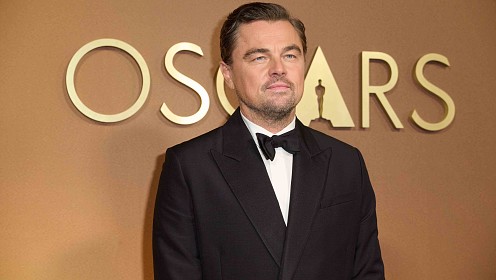 Леонардо ДиКаприо посетил светское мероприятие с отцом и мачехой