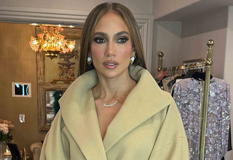 Дженнифер Лопес готовится сразу к нескольким пластическим операциям