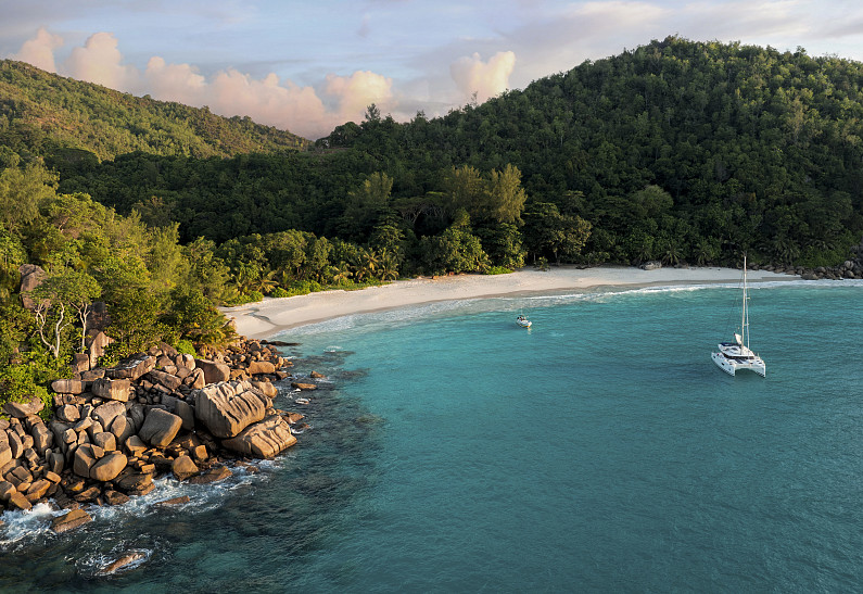 Новогодняя коллаборация пространства  IN FEELS и сети отелей Constance Hotels & Resorts