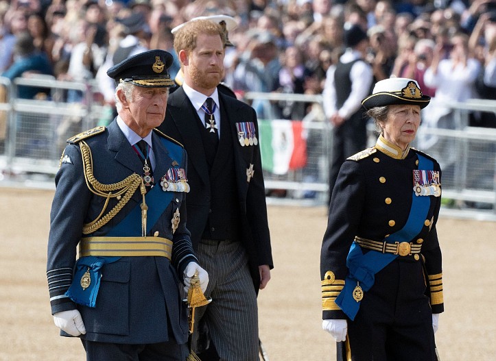Король Карл III, принц Гарри, принцесса Анна